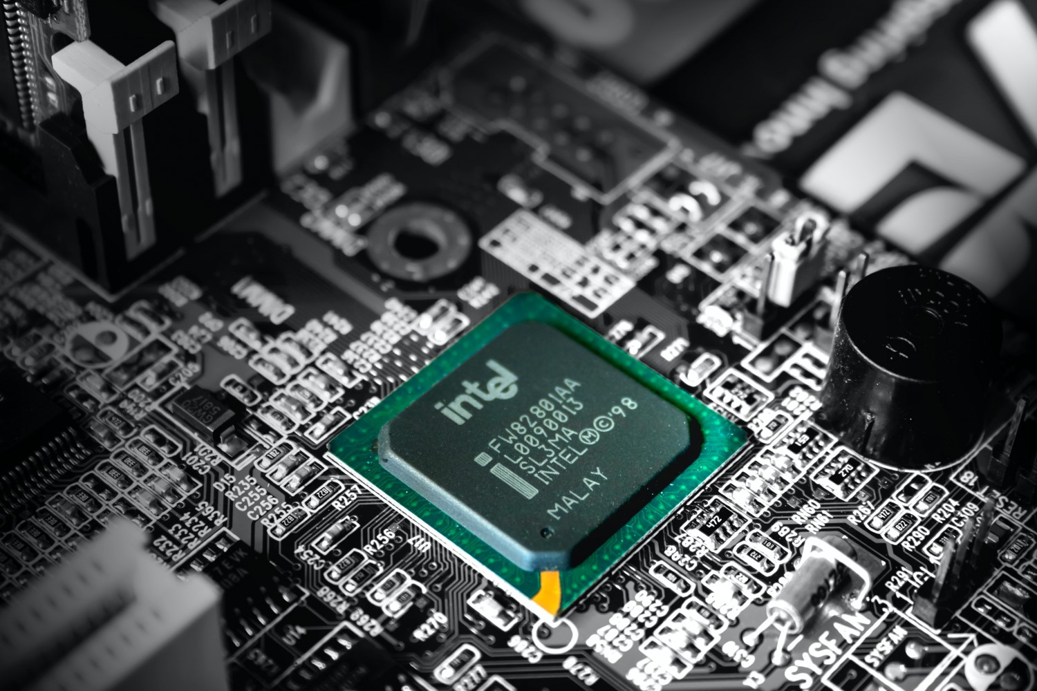Китай не согласовал сделку  Intel по покупке Tower Semiconductor
